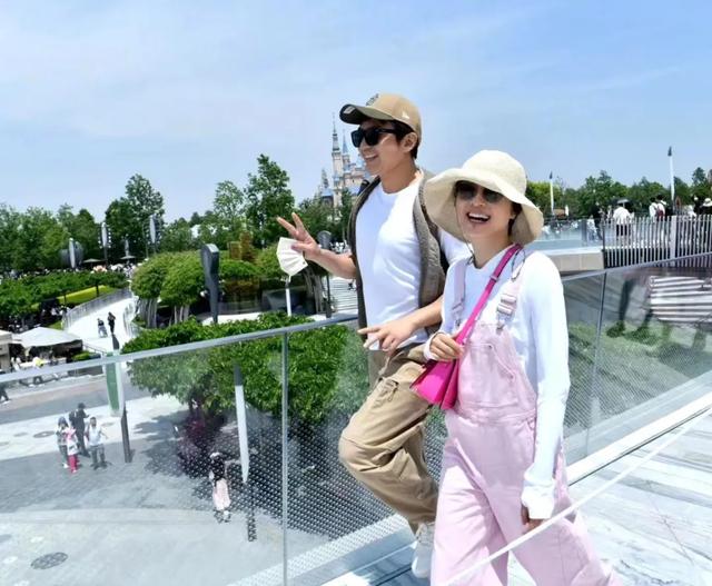 孙俪在香港跟素人阿姨合影，明明穿的很嫩，看起来却一点也不年轻