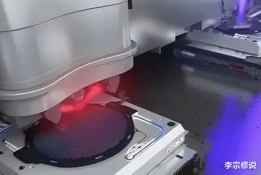 美论坛上：对中国独立研发的光刻机技术给予了强烈批评，网友炸锅