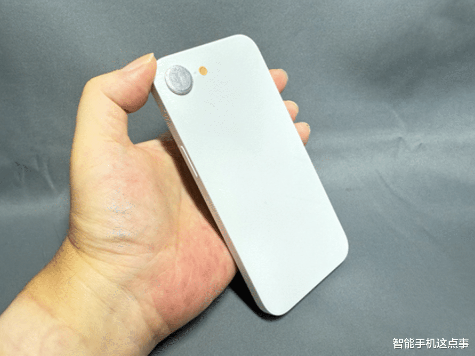 iPhone SE4机模上手出炉:直角边框+单摄设计,酷似iPhone14!