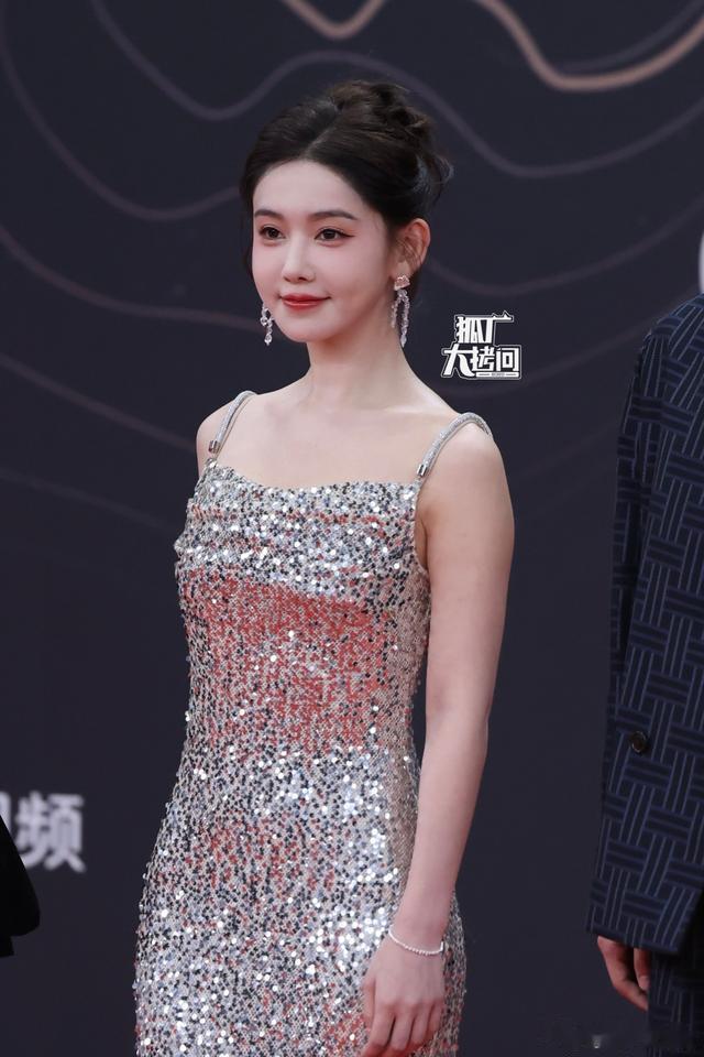 这一夜，虞书欣甜美，孟子义明艳，都不如压轴的赵丽颖，女王归来