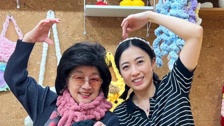 甘比晒与徐小凤合照，75岁小凤姐状态不错，与刘秀桦贴脸合照好开心！