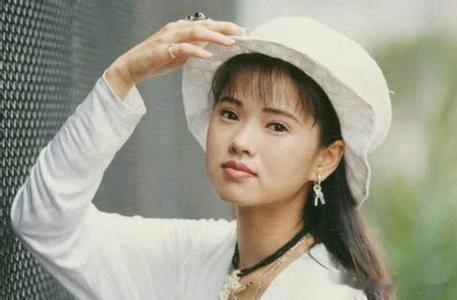 怪不得庾母看不上伊能静,看她结婚照就知道是个狠人,且才貌双修