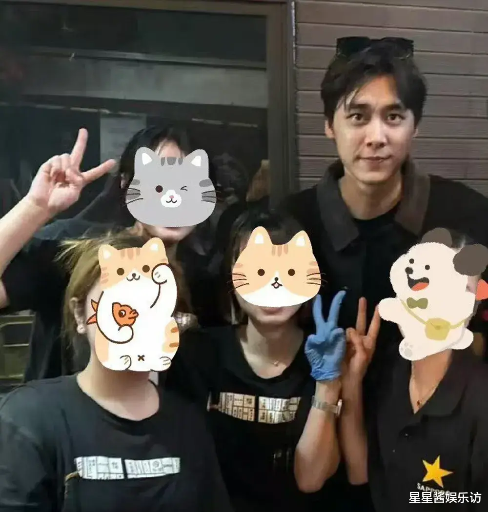 37岁李易峰日本复出大变样,穿牛仔衣身材瘦回巅峰,与女网友合照帅气十足!