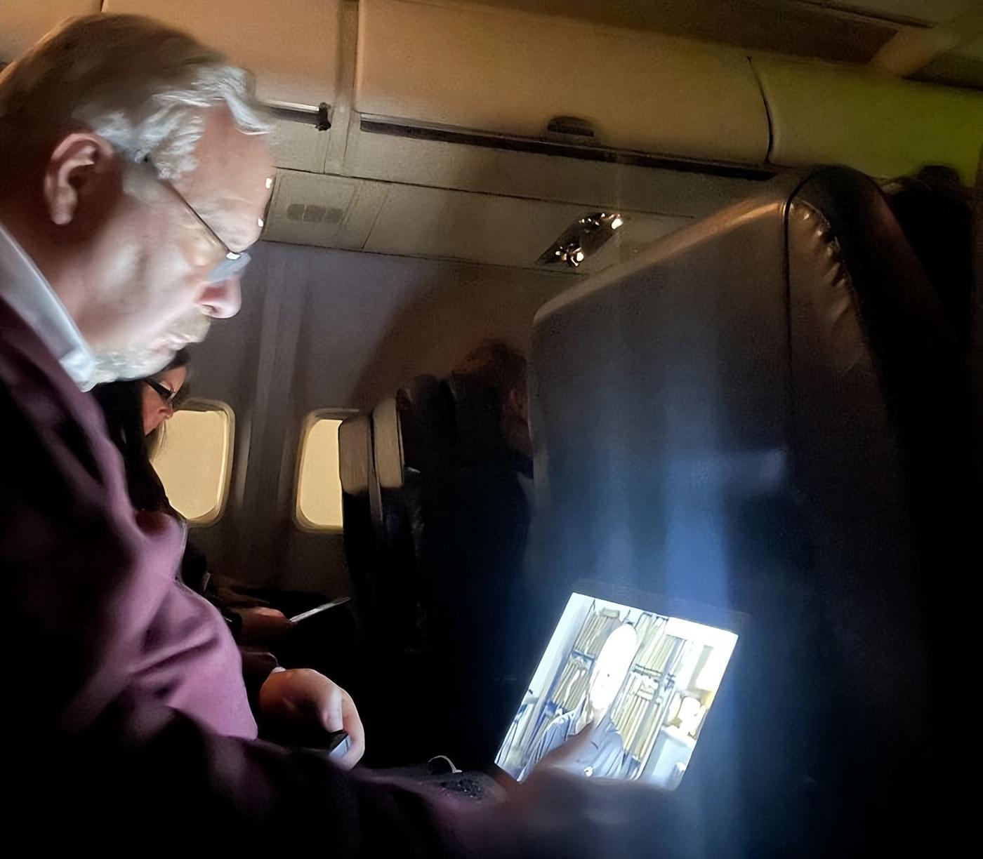 20个飞机上的“闹心”事,晾鞋垫,烘内衣,练瑜伽