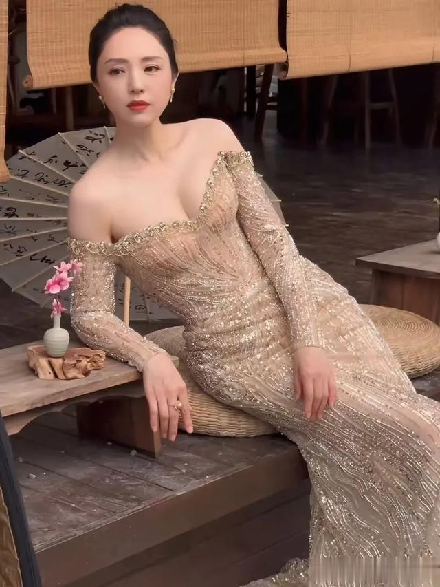 还记得《雪花女神龙》里的冷艳动人的上官燕吗？董璇 这状态太绝了