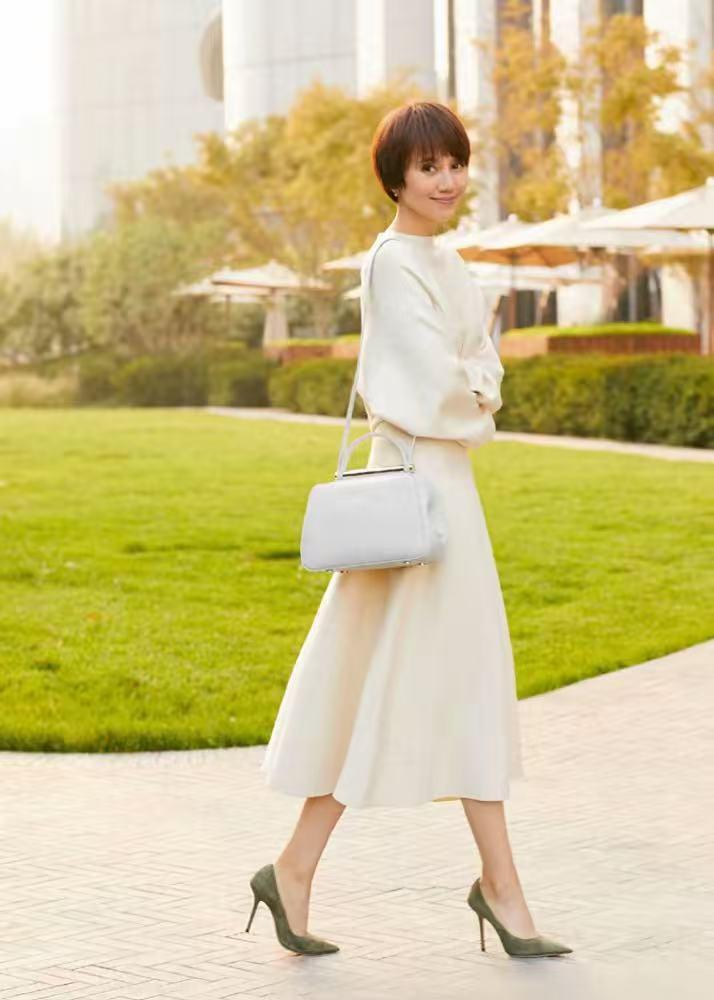 袁泉给女儿开家长会被拍,周边家长成亮点,网友:超过90%家庭