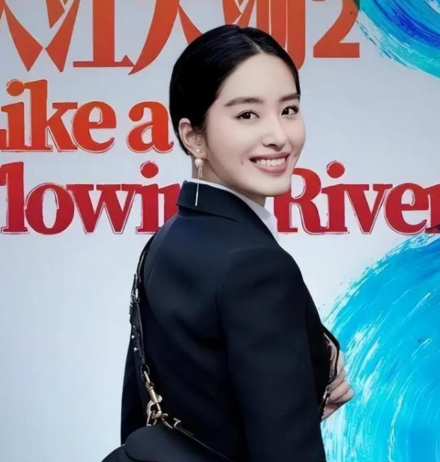 同样是被大佬陈金飞力捧,杨采钰与刘亦菲的境遇为何大不相同