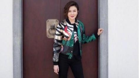 61岁关之琳罕见这么时髦，穿短外套+小黑裤+短发，换个风格变化大