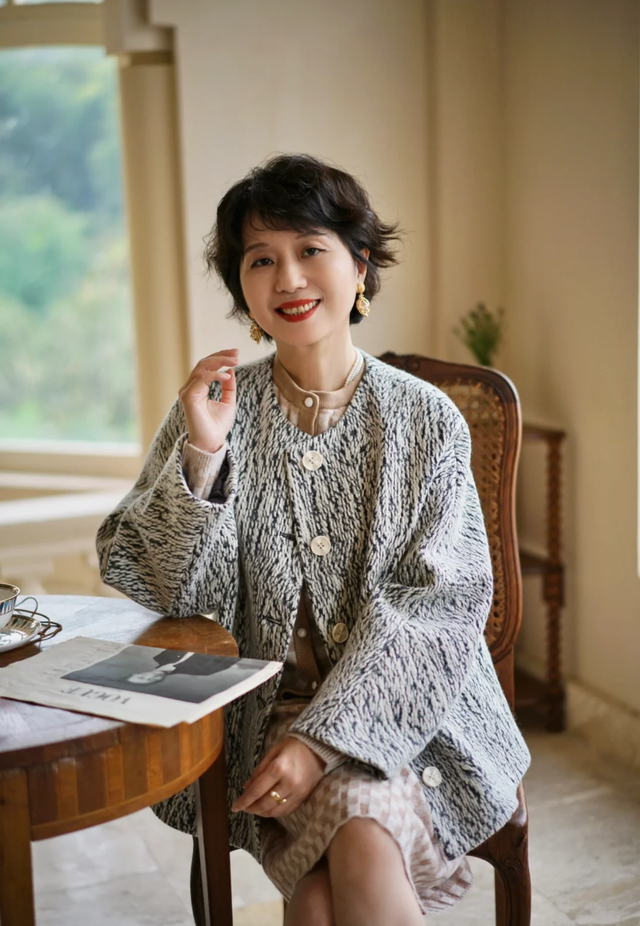 这才是中年女人应该有的样子,短发微卷、优雅穿衣、时髦得体