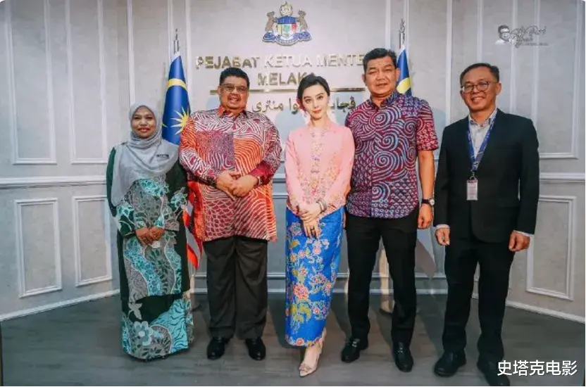 国外偶遇43岁范冰冰,在人群中「美得有壁」,但现状看着有点心酸