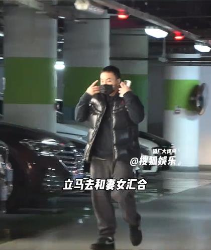 36岁释小龙带妻女逛商场,妻子撞脸杨颖身材火辣,开迈巴赫好低调