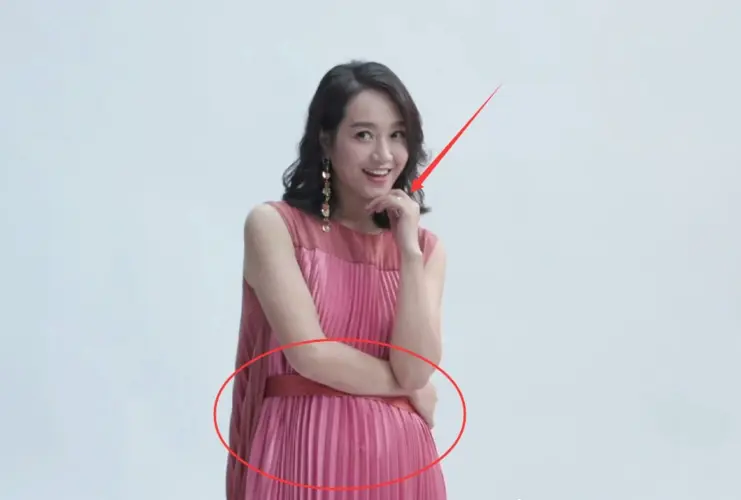 周一围夫妇携手亮相，朱丹低领装遭周一围黑脸，胸口扁平引关注