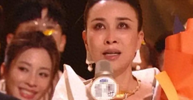 70岁香港歌后炮轰那英,敢拿冠军是自取其辱,听听自己在唱什么