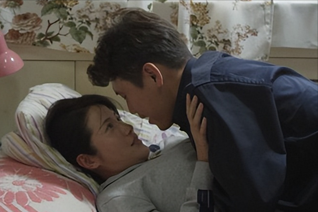 伸舌头、吵架吻、面条吻，这些“中老年”演员拍吻戏，个个辣眼睛