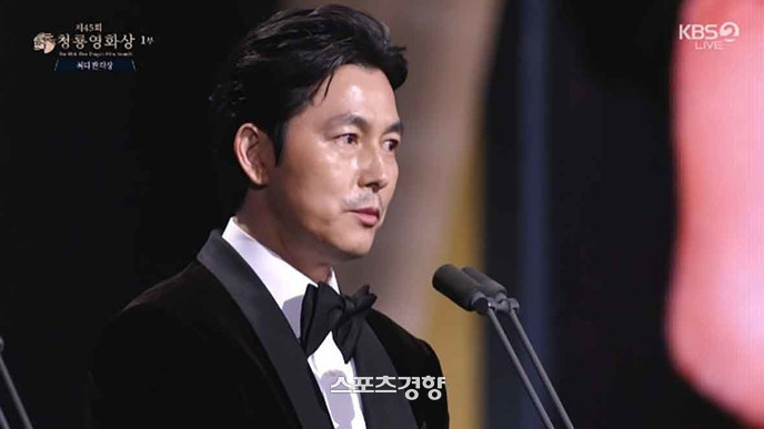 影帝公开回应负面丑闻迎来同行阵阵掌声！网友群嘲台下只有她一个正常人？