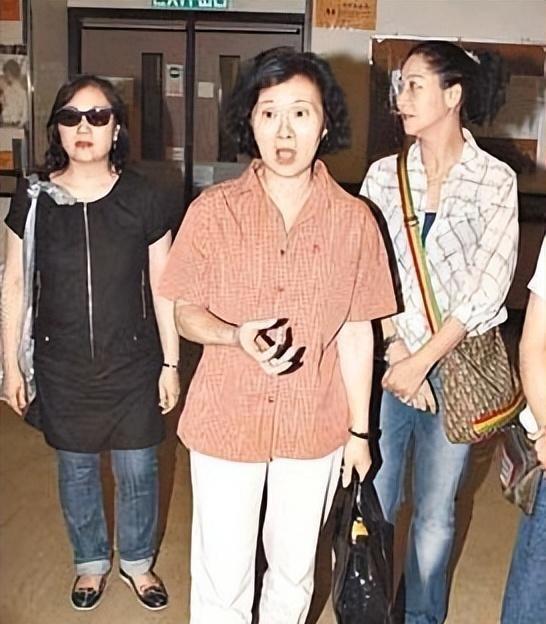 76岁老戏骨晚年凄凉,住养老院月领1.5万救济金,瘦54斤儿女不管