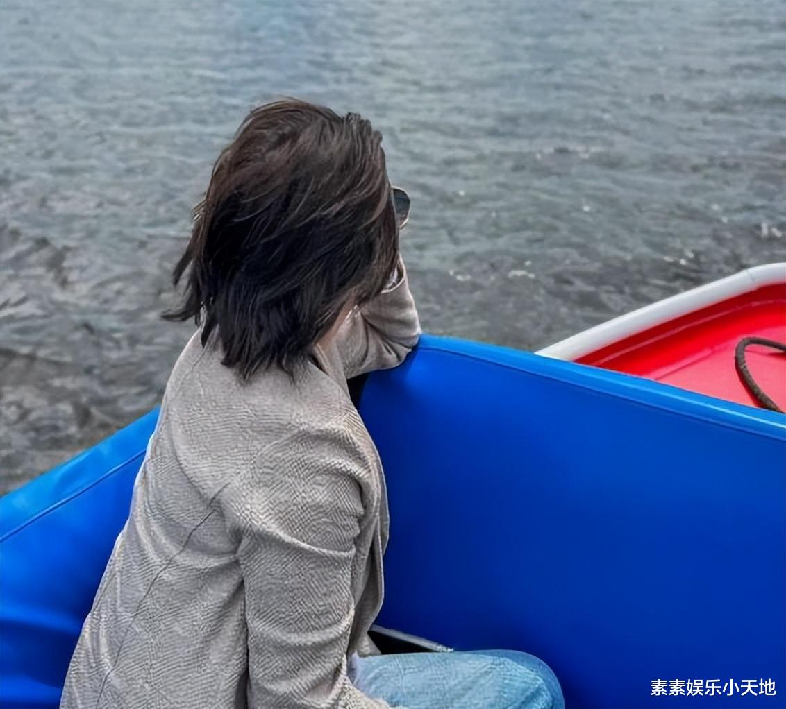 刘嘉玲和弟媳妇一起喝香槟，和梁朝伟在彩虹椅上依偎合影