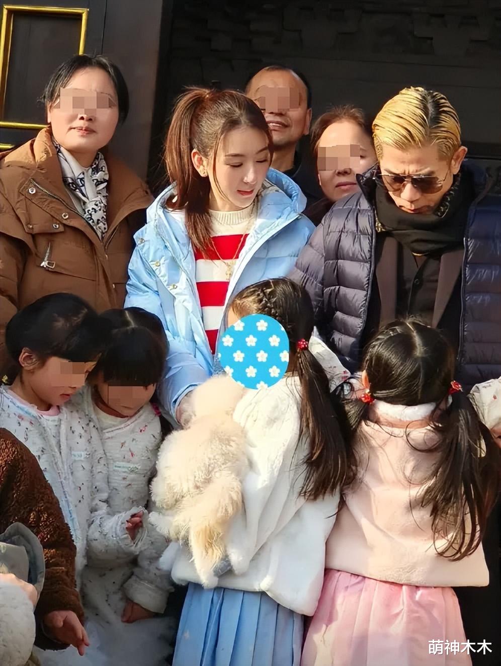 郭富城陪方媛回娘家,放礼炮发千元红包接地气,和老人寒暄没架子