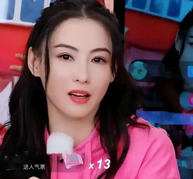 44岁张柏芝放飞自我！上身半穿半露，下身瑜伽裤