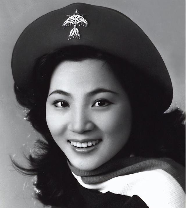 靠登上春晚走红，却热衷效忠美国，如今想回国捞金