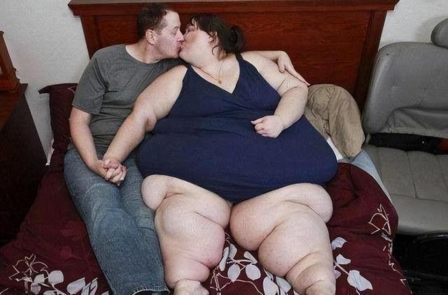 1450斤“大号美女”被高富帅倒追,产下两子后,继续冲击1吨体重