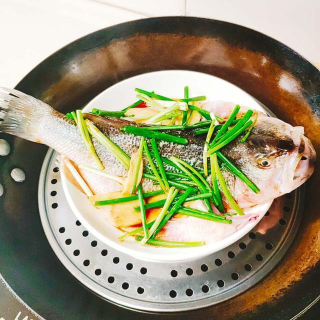 鲜嫩口感的清蒸鲈鱼，一口咬下春天的鲜美！