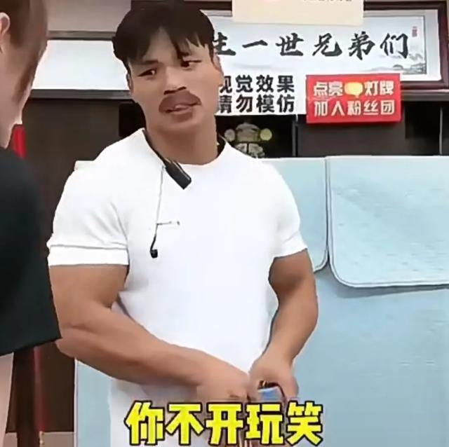 大杨的置顶视频就暗示了一切,小杨出轨早就有迹可循