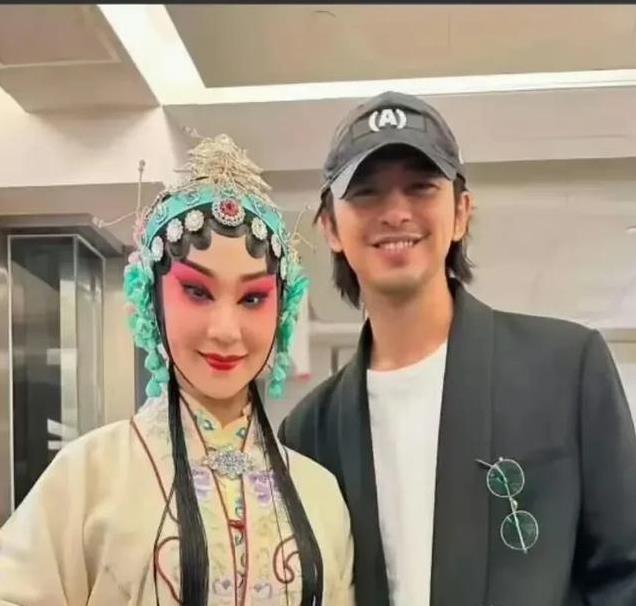 具俊晔回台热度飙升与小S二女儿合照引爆全网，抿嘴微笑成焦点