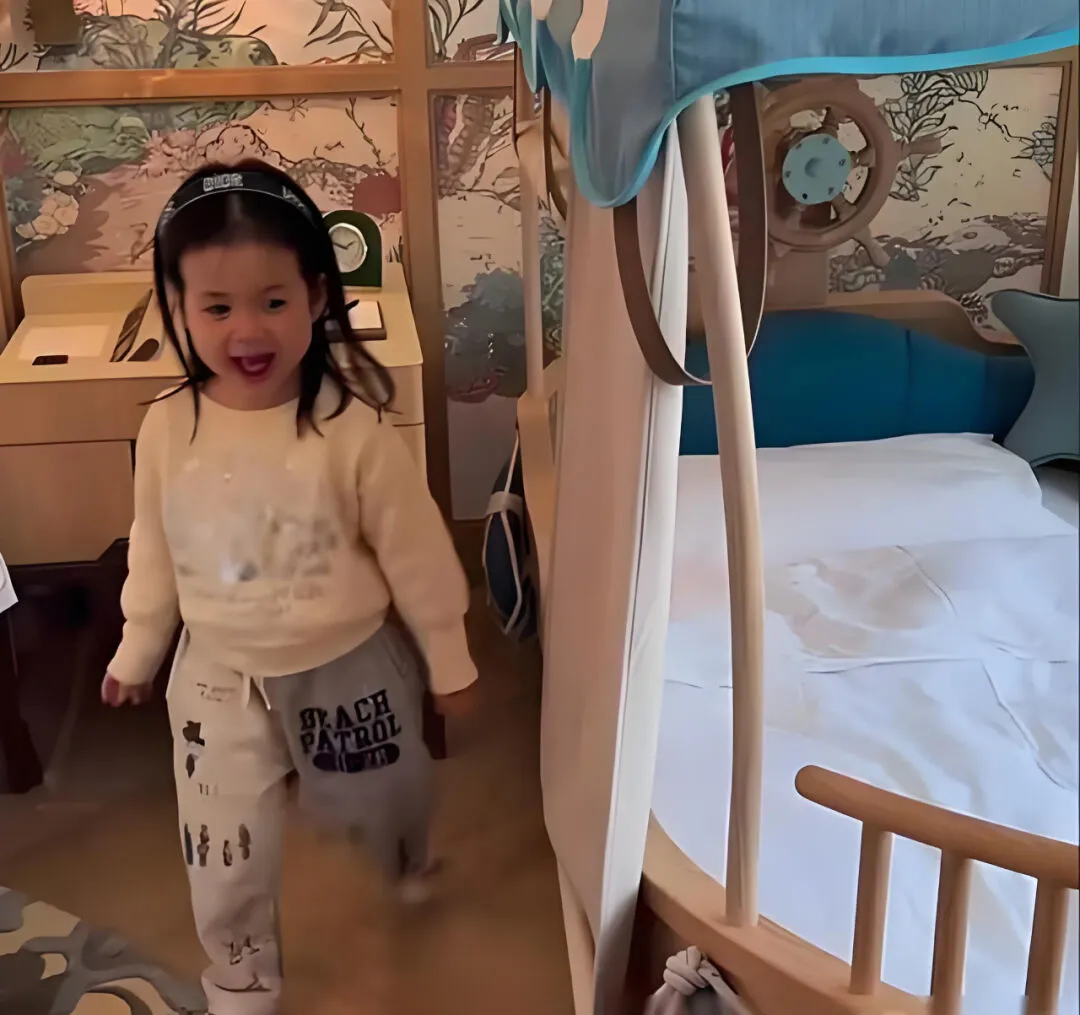 王阳3岁女儿走秀首秀,满头卷发似洋娃娃,网友:比你老爸走的好