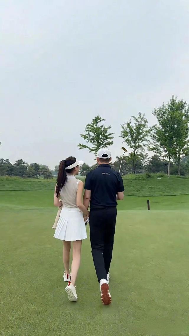 汪小菲和未婚妻秀恩爱 牵手一起打高尔夫
