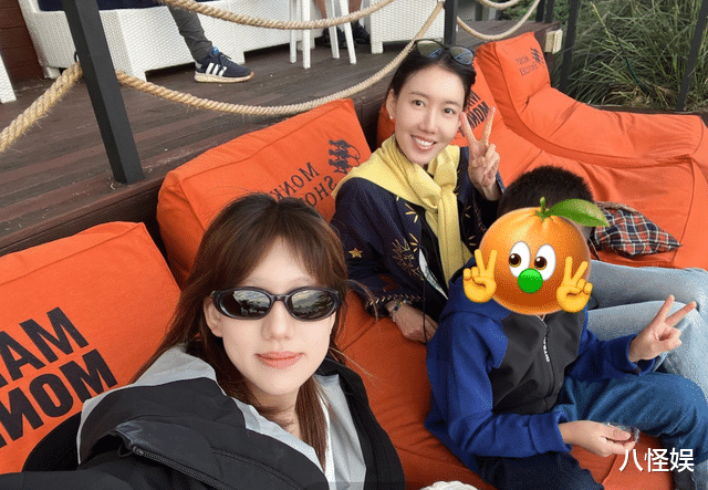 高露与家人出游,女儿像爸爸,7岁儿子继承妈妈漂亮大眼睛很帅气