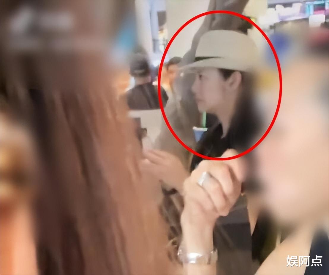 43岁安以轩春节首露面,和家人泰国游玩状态好,已走出陈荣炼事件