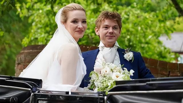 不愧是马斯克最爱的女人，两婚两离还惦记，专程飞去参加她的婚礼