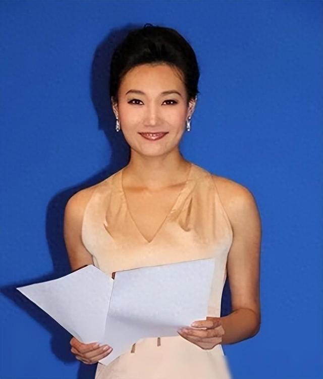 47岁央视名嘴李梓萌,体型丰满,屁股大得像“磨盘”,成中年阿姨