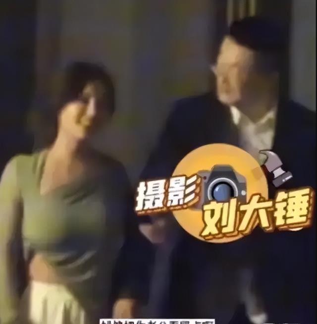 42岁姚笛回国后首现身，带儿子出门游玩引热议，网友：文章亏大了