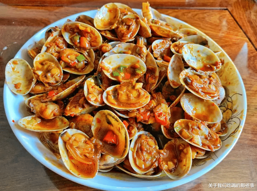 清洗花蛤时，最忌用盐和油，海边老渔民教你一招，花蛤疯狂吐泥沙