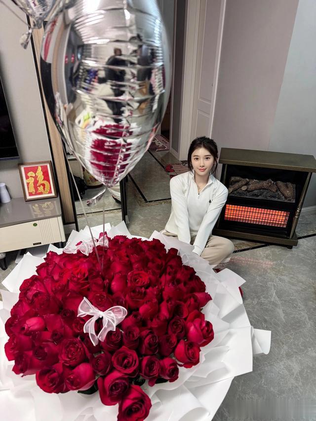 吴艳妮收到大束玫瑰 晒照秀恩爱，照片又瘦又美被指p过头了