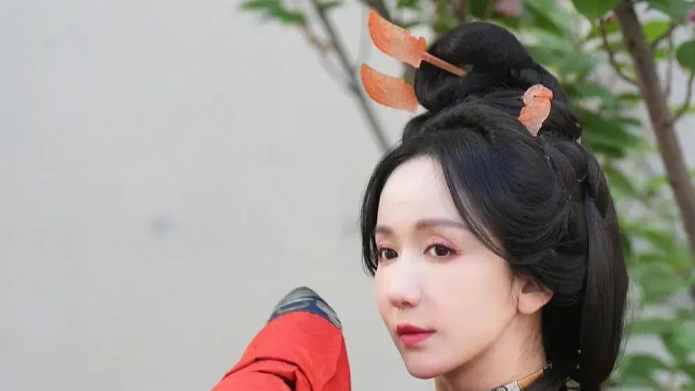 娄艺潇否认整容，网友调侃：你没有整容，你只是医美