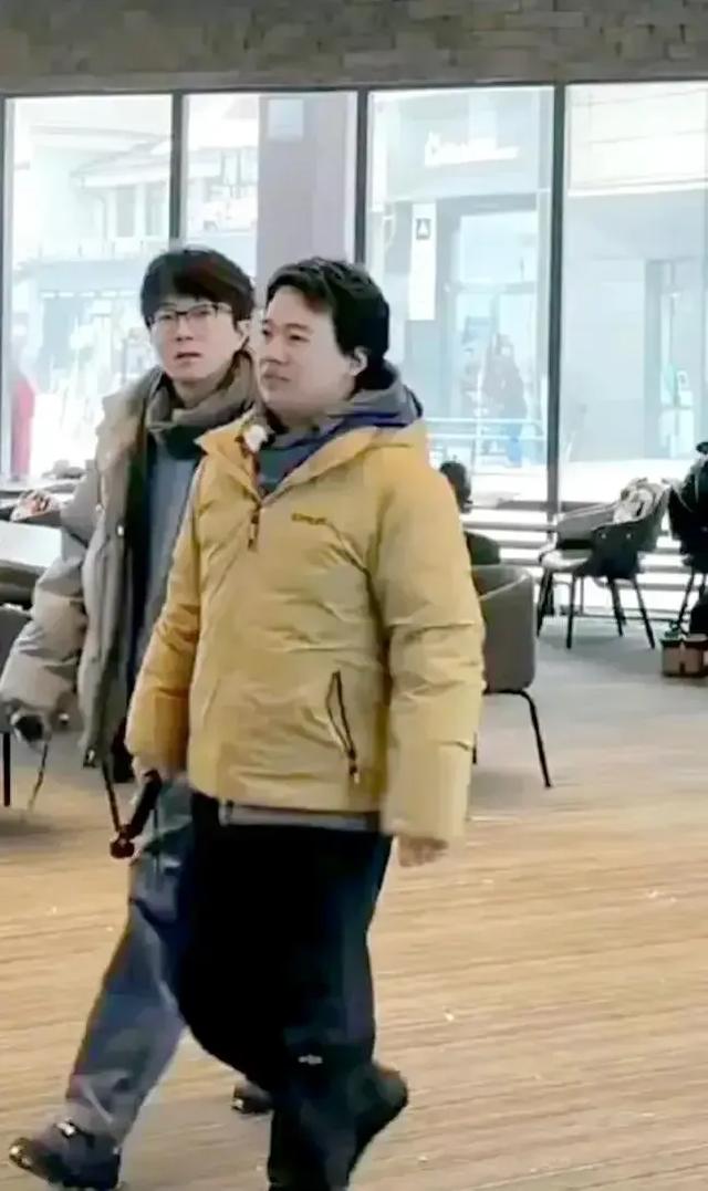 郭麒麟现身市场遭路人围观,本人身材发福体重回升,网友喊话减肥