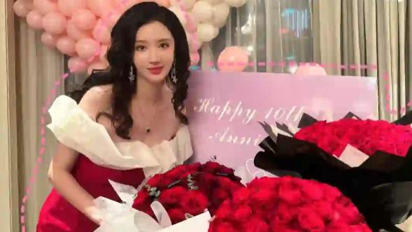 张萌与富豪老公重温结婚时的幸福，打扮的像新娘，酒店过浪漫二人世界