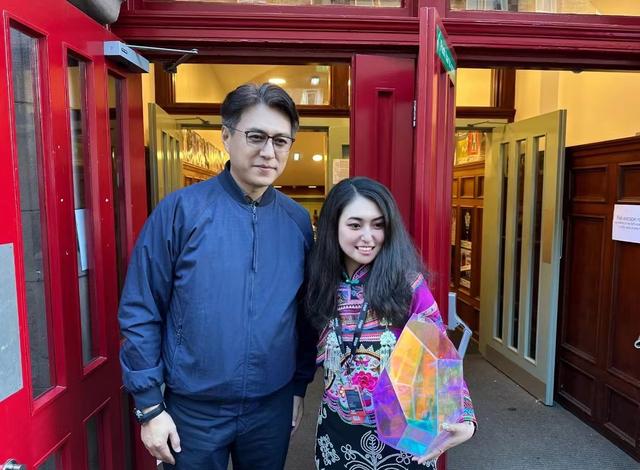 47岁靳东英国被偶遇,头发花白啤酒肚明显,网友:真成老干部了