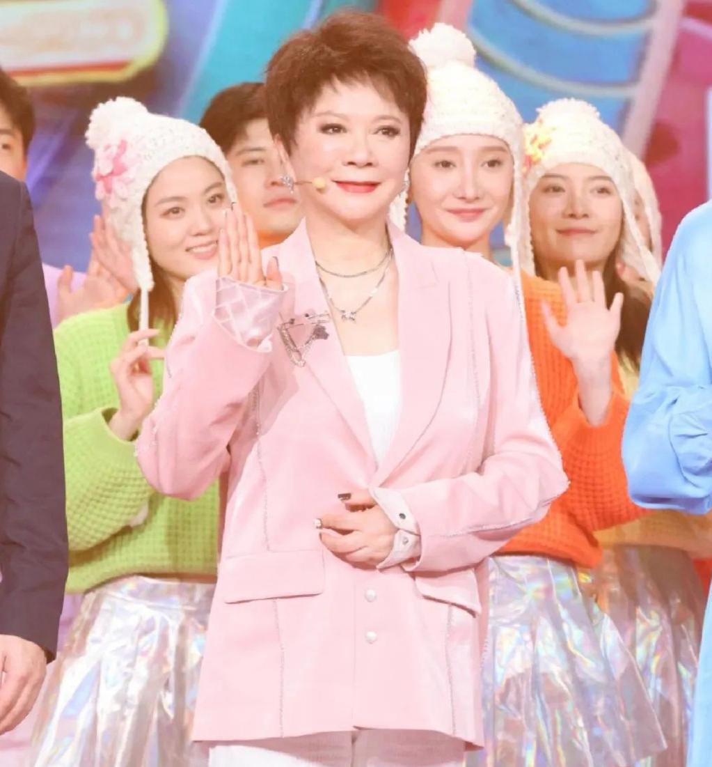 63岁蔡明怎么变成这样!染红甲化浓妆,一脸僵硬笑不出来!