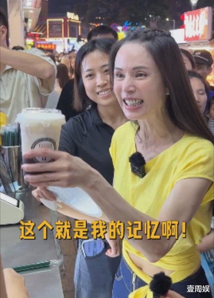 李若彤逛夜市被偶遇,大口吃路边摊接地气,网友:姑姑太能吃了