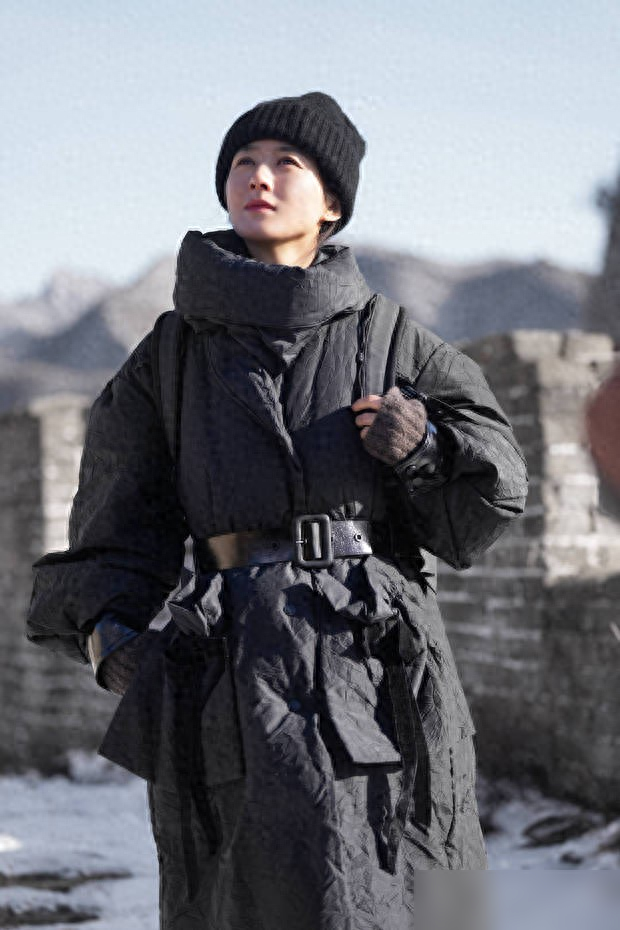 赵丽颖穿搭保暖攀登长城阳光照在脸上氛围感满满