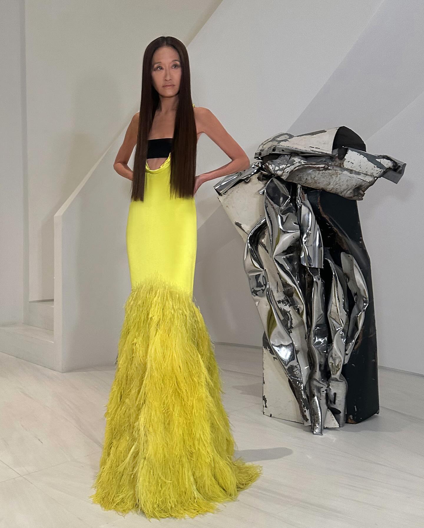 74岁王薇薇出席颁奖典礼又放飞!抹胸搭羽毛裙,愣是打扮成小姑娘