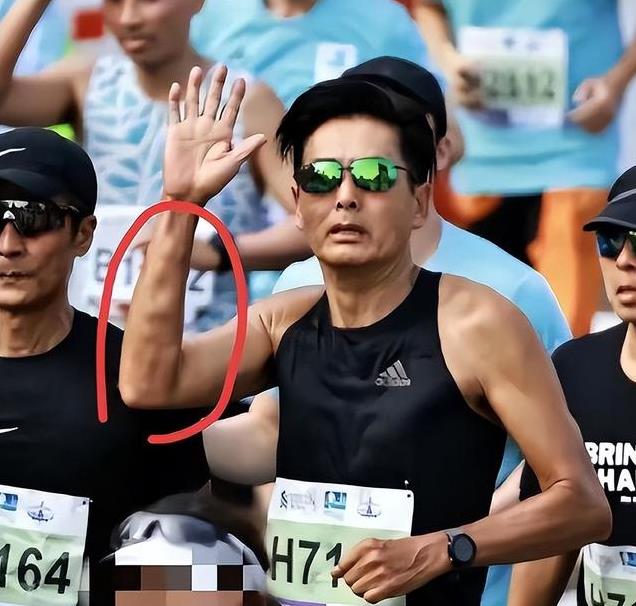 周润发以195亿港元放售香港山顶别墅，外景曝光，网友直呼买不起