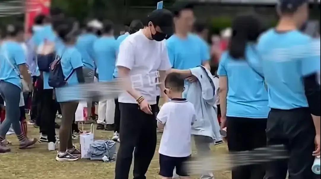 赵丽颖陪儿子小区玩耍,剪短发穿增高鞋很朴素,5岁想想长势喜人