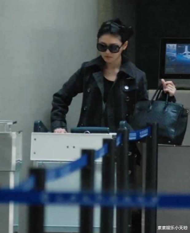 大S现身机场,体态轻松素装打扮,她整个人变化太多