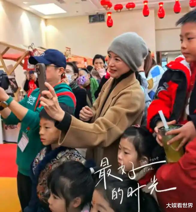 51岁董卿带儿子参加活动，本人打扮低调发胖不少，儿子正面照曝光