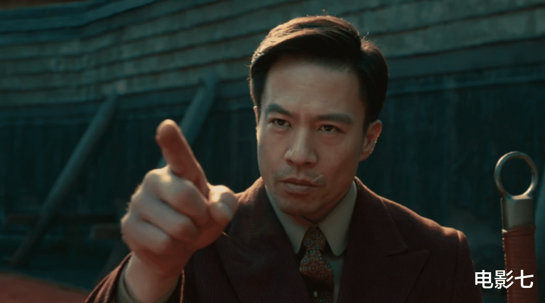 太惨了!请来胡歌、吴京宣传,向佐投资2亿拍功夫片,首日票房仅70万